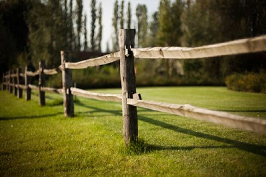Robinia paardenomheining - Post & Rail Gekloven