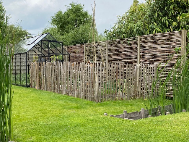 Halfronde kastanjelatten, ideaal voor decoratiedoeleinden - Adéquat Kastanjehout